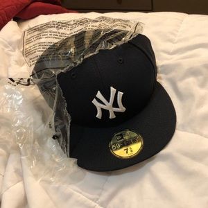 NAVY BLUE NY FITTED SIZE 7 5/8